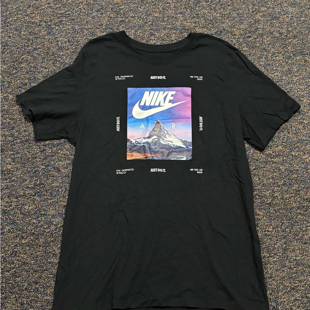 Nike Air Just Do It Mountain Graphic Tee Mens Medium Black DX1087-010 READ